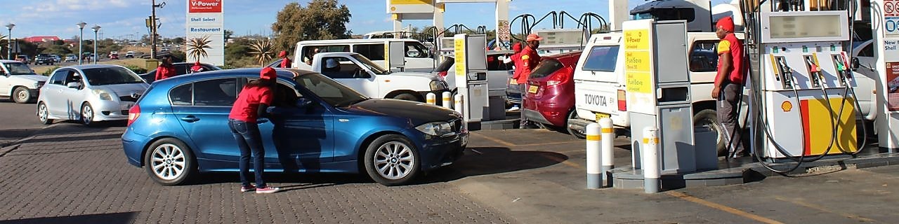 Shell assistant on the forecourt with a customers vehicle